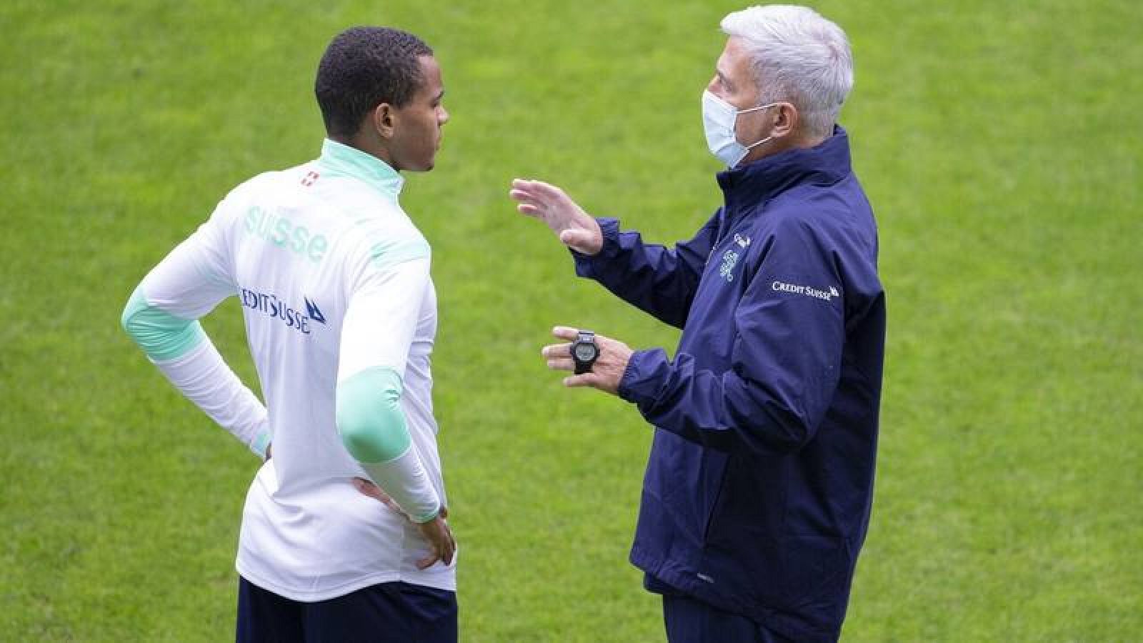 El central suizo Manuel Akanji conversa con el seleccionador Vladimir Petkovic