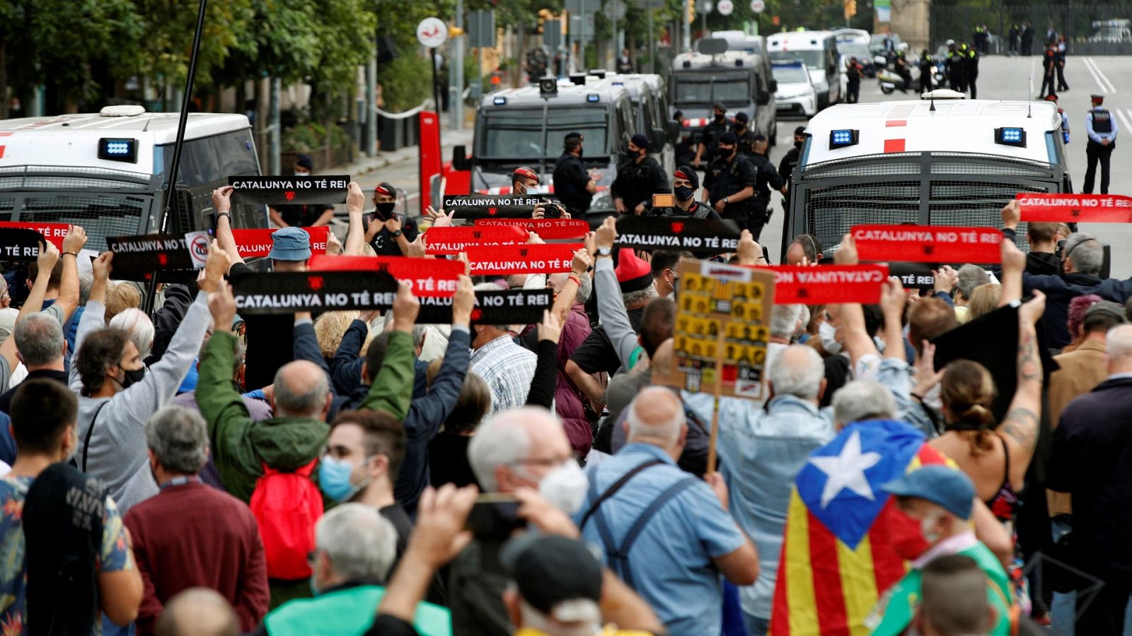 Manifestantes independentistas a la llegada del rey a la Estación de Francia de Barcelona.