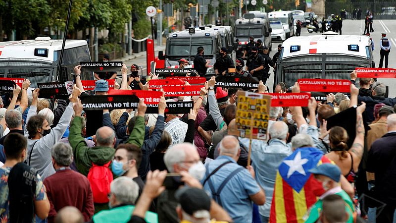Manifestantes independentistas a la llegada del rey a la Estación de Francia de Barcelona.