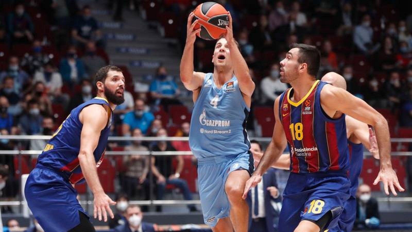 El jugador del Zenit Kevin Pangos entra a canasta ante la mirada del azulgrana Nikola Mirotic. 