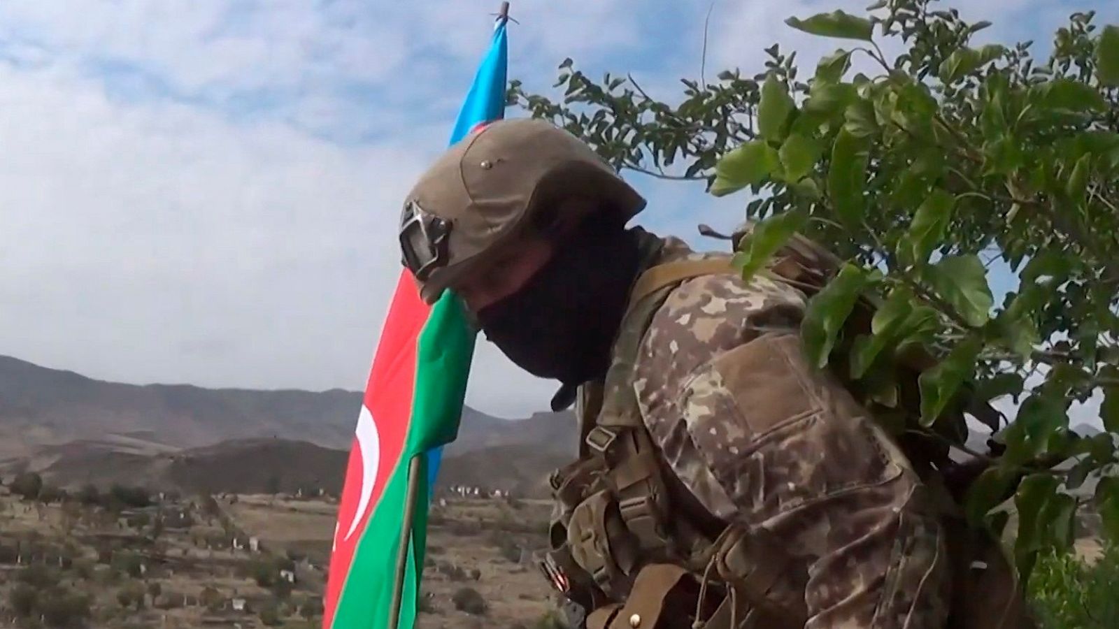 Imagen de un militar azerí instalando una bandera azerbaiyana en algún lugar del distrito de Jabrayil en Azerbaiyán.