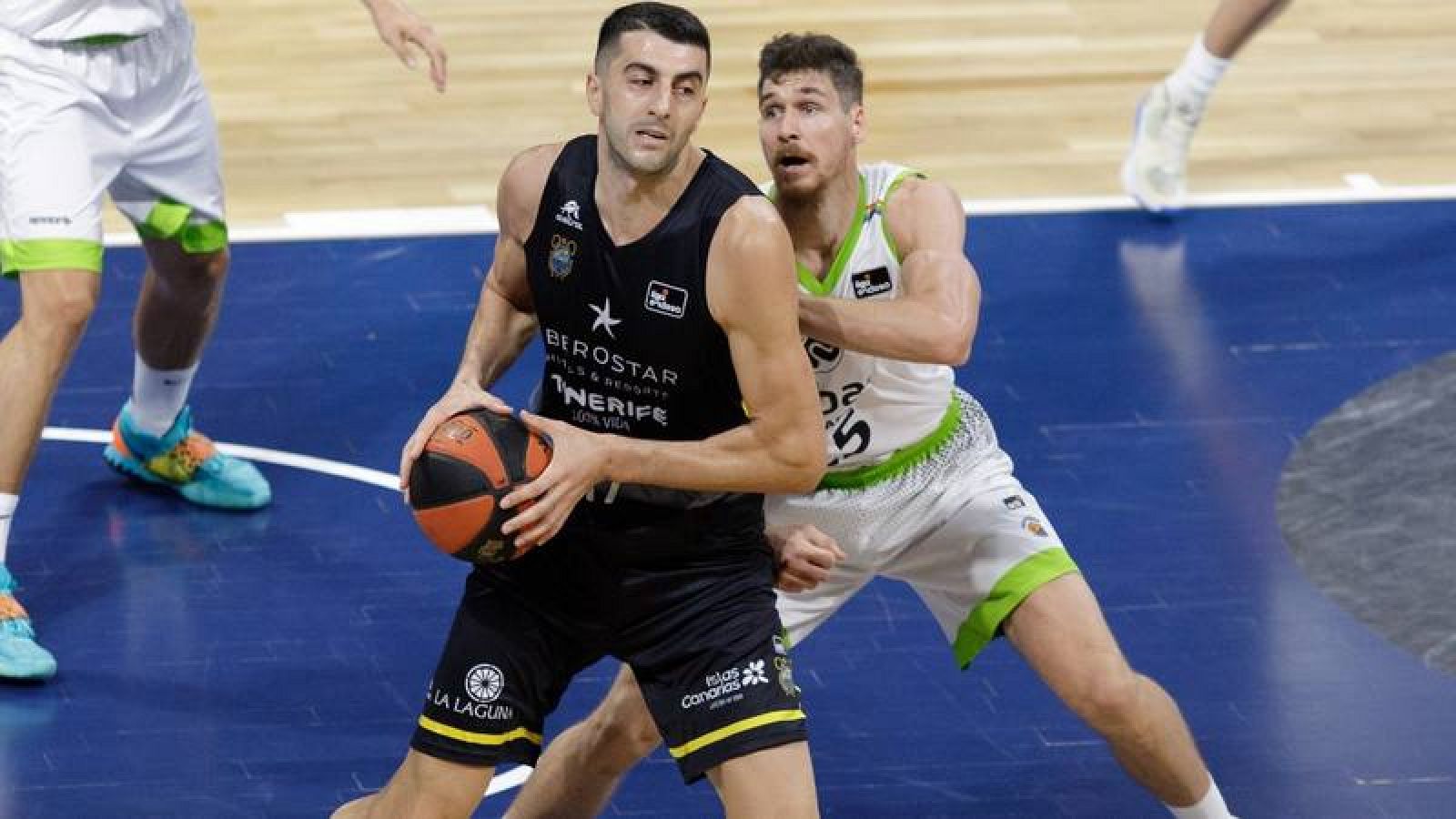 El pívot del Iberostar Tenerife Giorgi Shermadini y el pívot del Urbas Fuenlabrada Chema González.