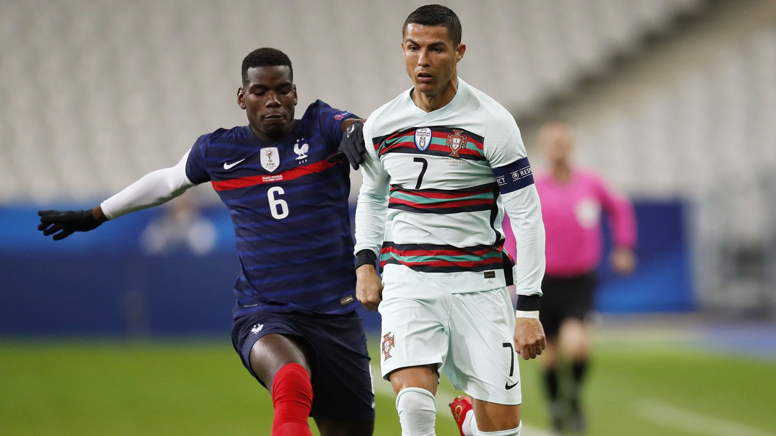 Cristiano Ronaldo, marcado por Pogba en un momento del Francia - Portugal.