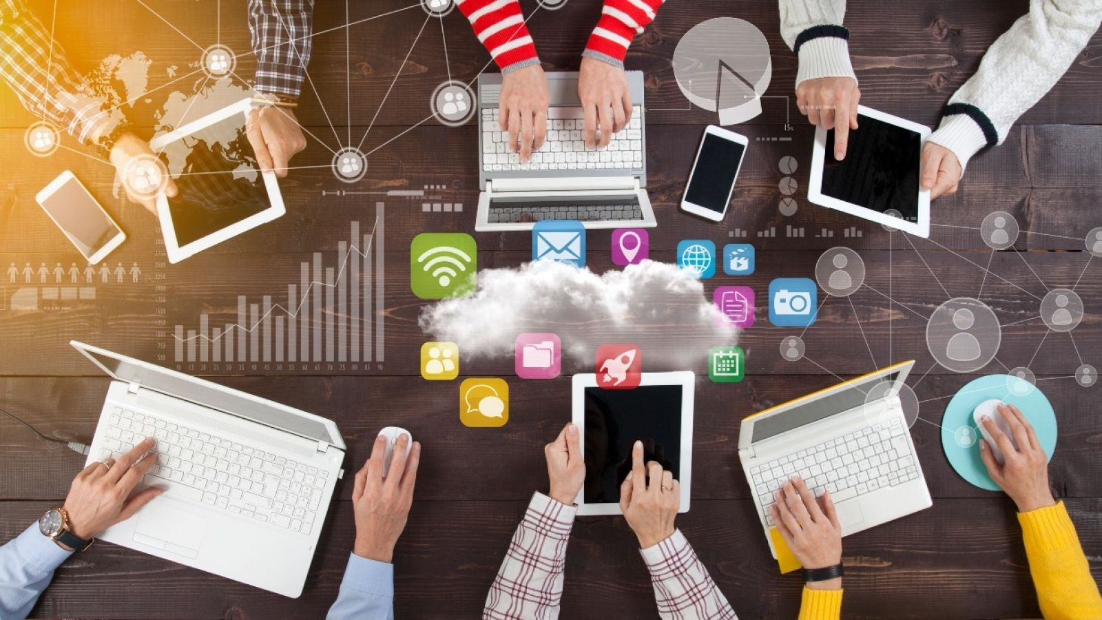 Distintos dispositivos para el uso de programas y aplicaciones digitales propiedad de las grandes multinacionales.