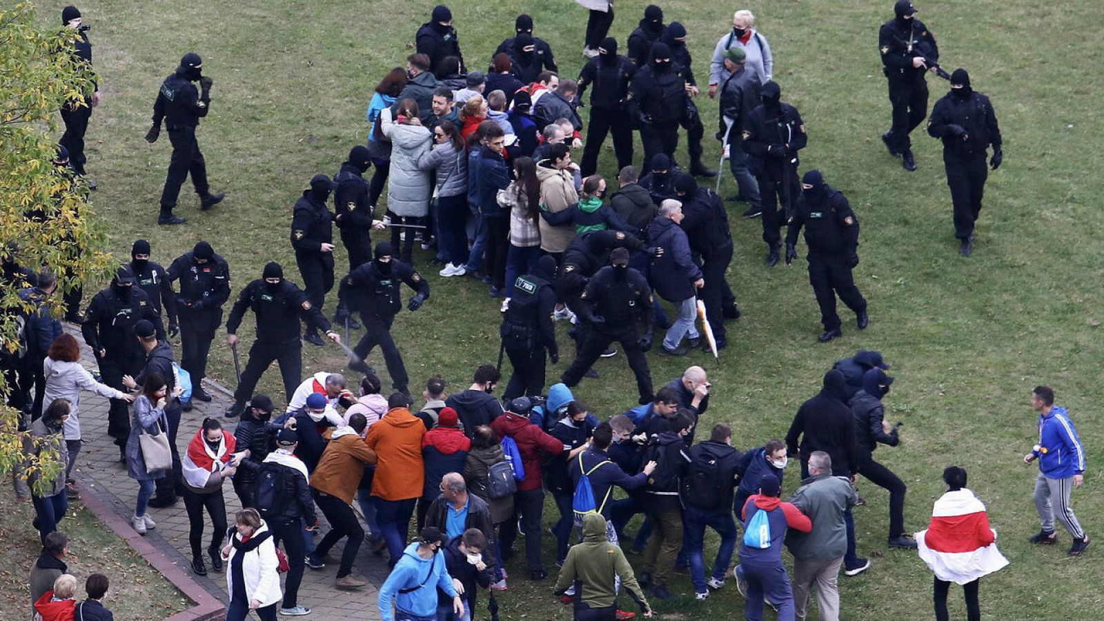 Policías bielorrusos y manifestantes se enfrentan en una protesta contra los resultados de las elecciones presidenciales en Minsk, Bielorrusia, el 11 de octubre de 2020.