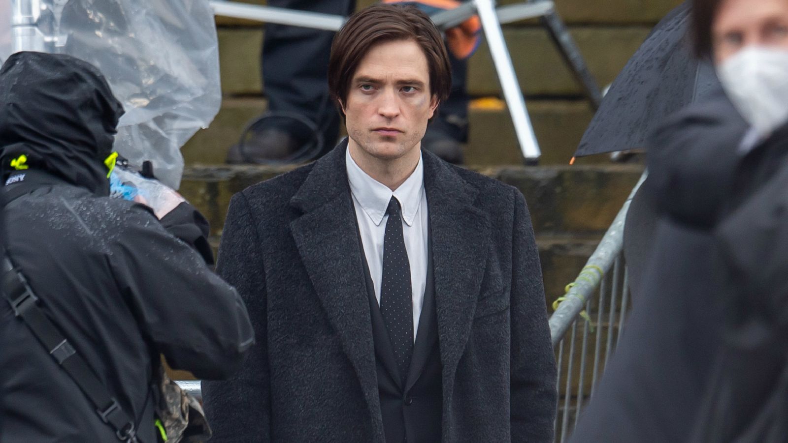 Robert Pattinson es el nuevo Bruce Wyne / Batman. Aquí lo vemos en el set de rodaje, tras haber superado la Covid-19