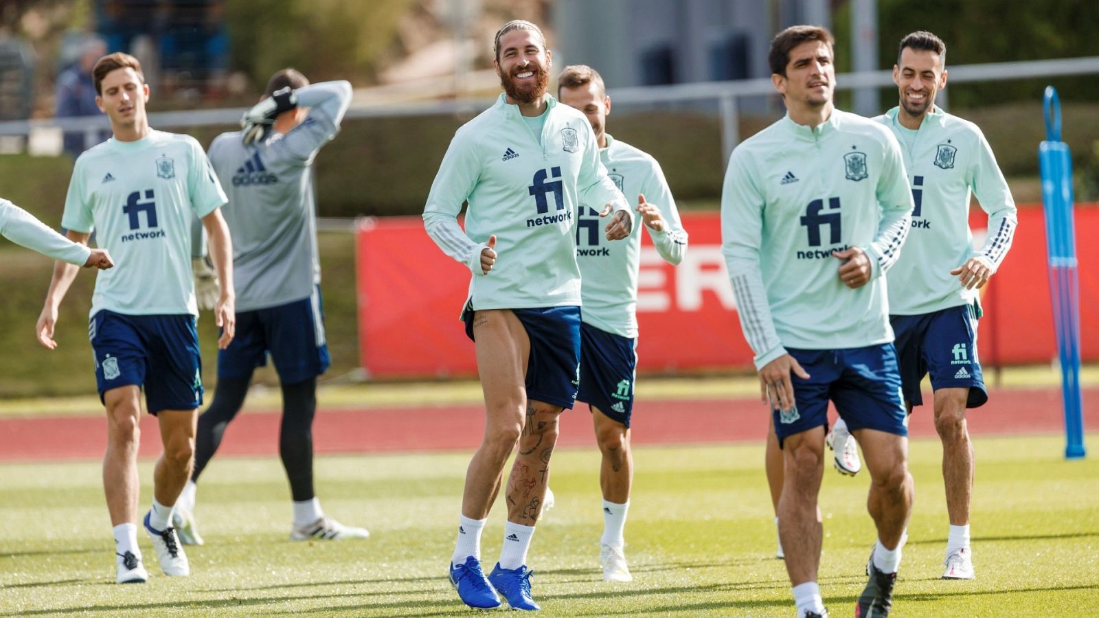  El capitán de la selección española de fútbol, Sergio Ramos (c), durante un entrenamiento en Las Rozas