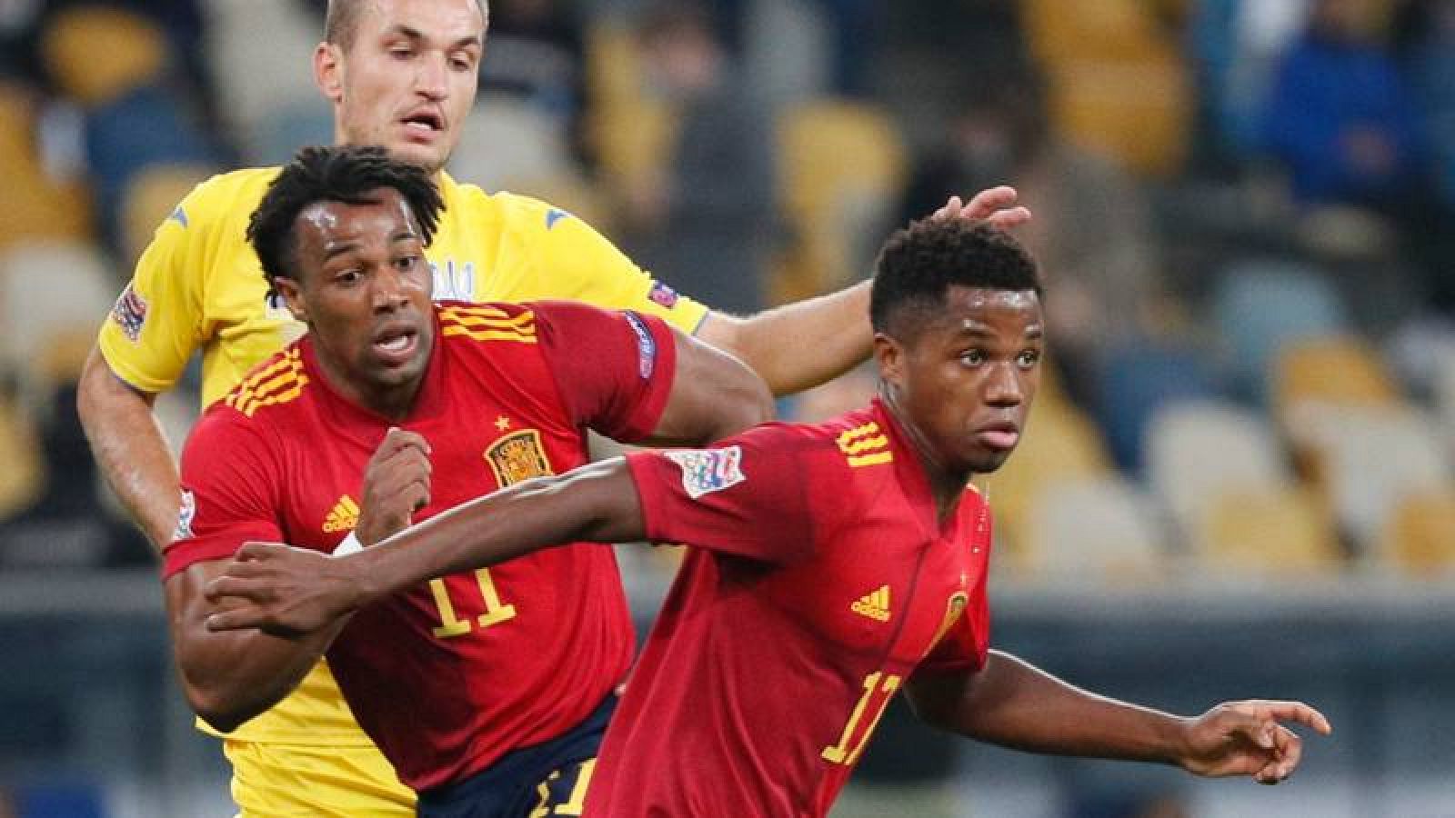 Los jugadores de la selección española Adama Traoré y Ansu Fati durante el partido ante Ucrania en Kiev. 