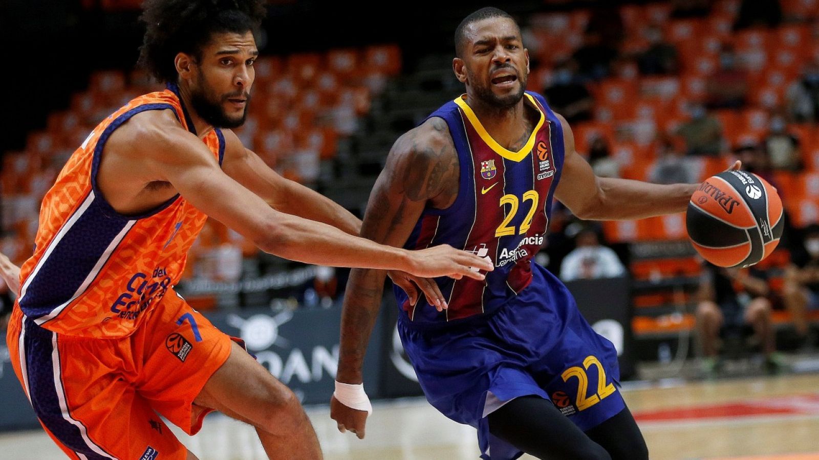 El ala-pívot francés del Valencia Basket Louis Labeyrie (i) defiende al escolta estadounidense del FC Barcelona Cory Higgins (d).