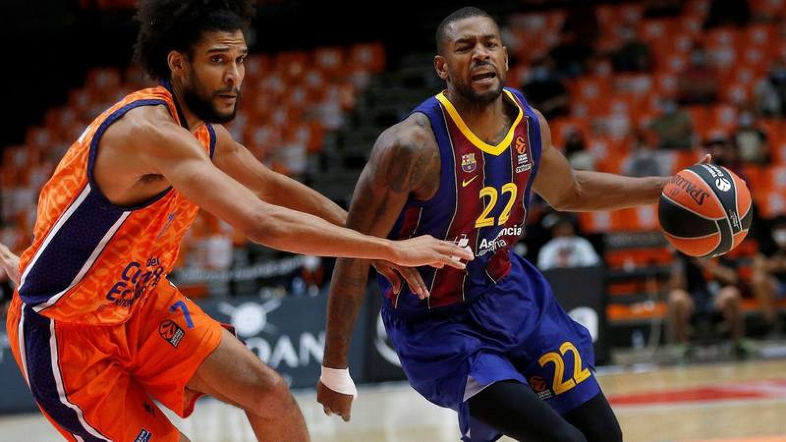  El ala-pívot francés del Valencia Basket Louis Labeyrie (i) defiende al escolta estadounidense del FC Barcelona Cory Higgins (d). 