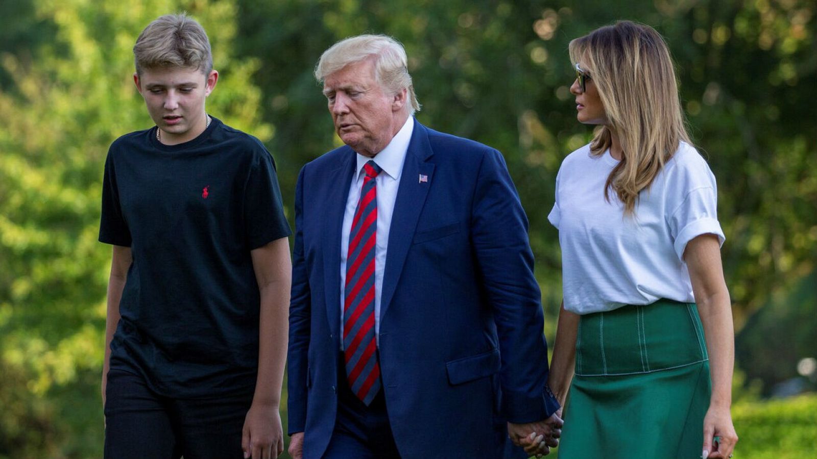 El presidente de Estados Unidos, Donald Trump, camina acompañado por la primera dama Melania Trump y su hijo Barron en los jardines de la Casa Blanca en Washington (EE.UU) en una imagen de archivo.  