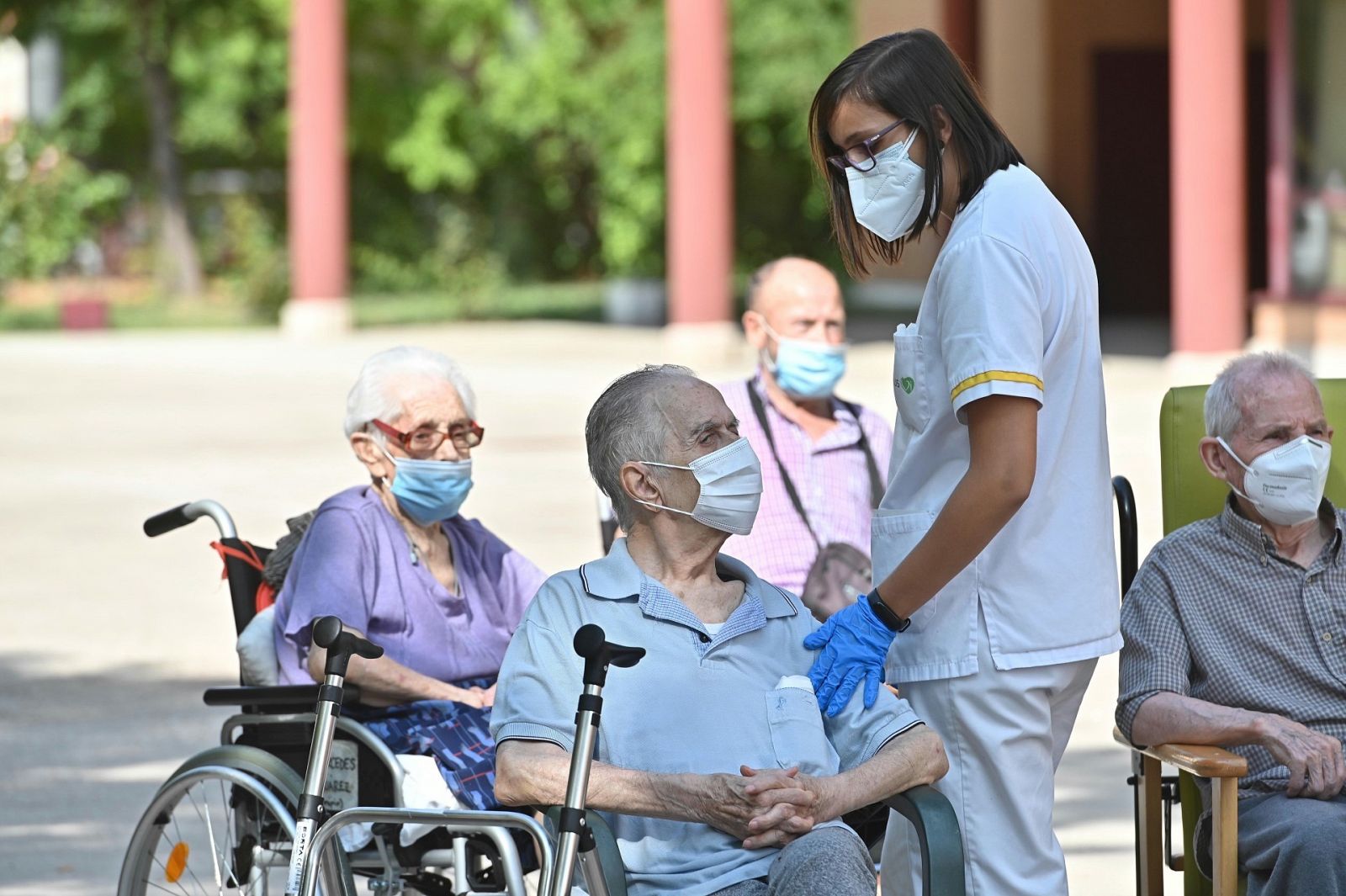  Ancianos y una trabajadora en una residencia en Alcala de Henares