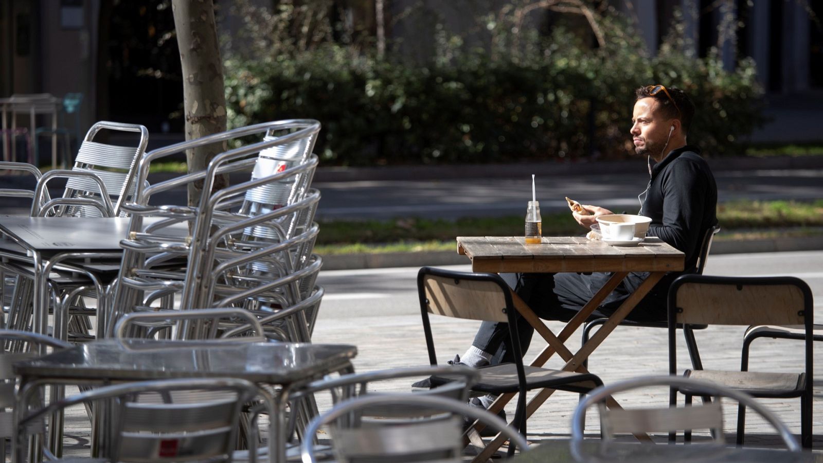 Un hombre en una terraza del centro de Barcelona, este jueves.