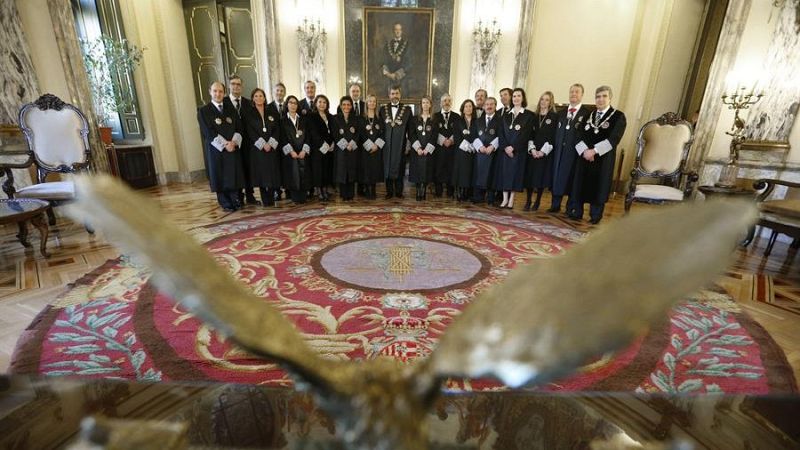 El presidente del Consejo General del Poder Judicial, Carlos Lesmes (c), posa con los miembros del CGPJ