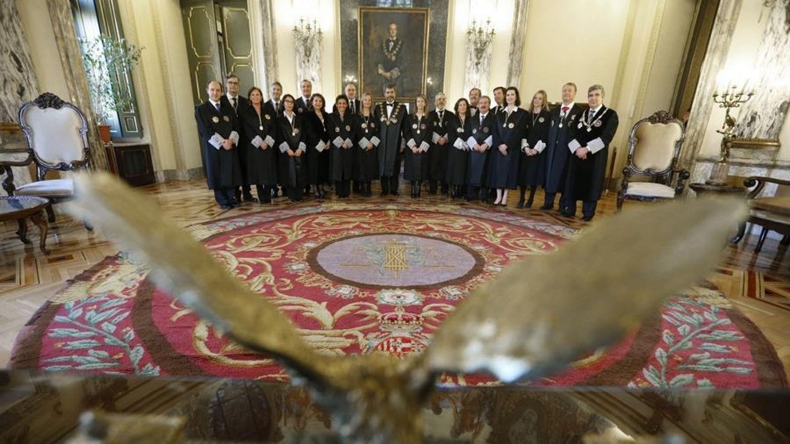 El presidente del Consejo General del Poder Judicial, Carlos Lesmes (c), posa con los miembros del CGPJ 