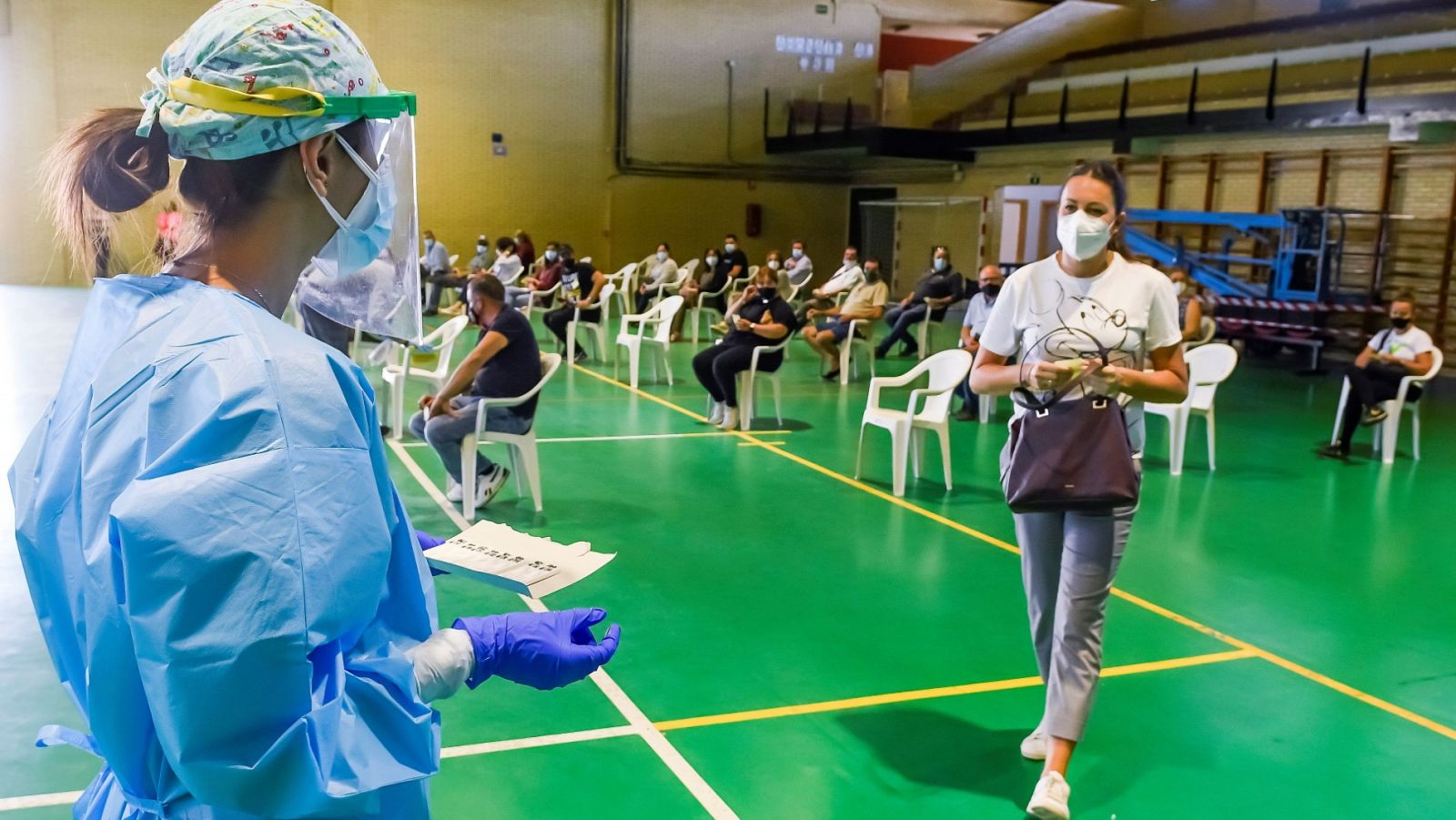 Personal del Servicio Andaluz de Salud realizan test rápidos a vecinos de la localidad sevillana de Utrera