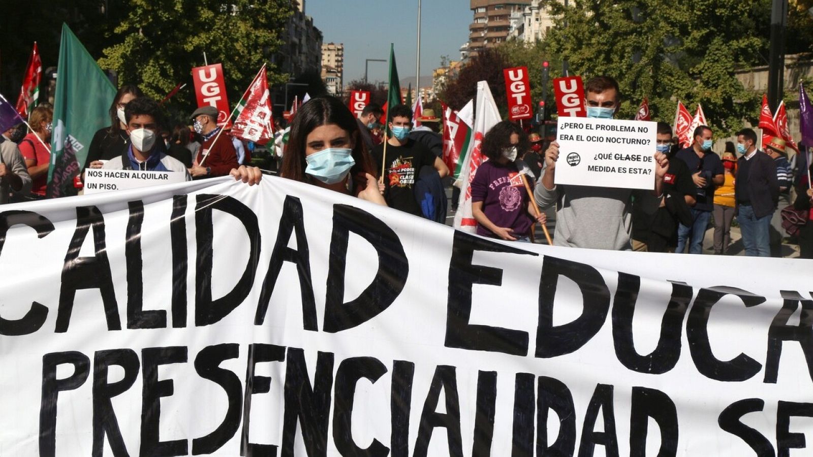 Cientos de personas, en su mayoría estudiantes, se han manifestado este viernes en Granada contra la supresión de las clases presenciales en la UGR