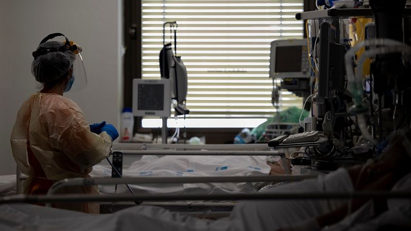 n sanitario atiende a un paciente en la UCI dedicada a enfermos de coronavirus del Hospital Universitario Ramón y Cajal