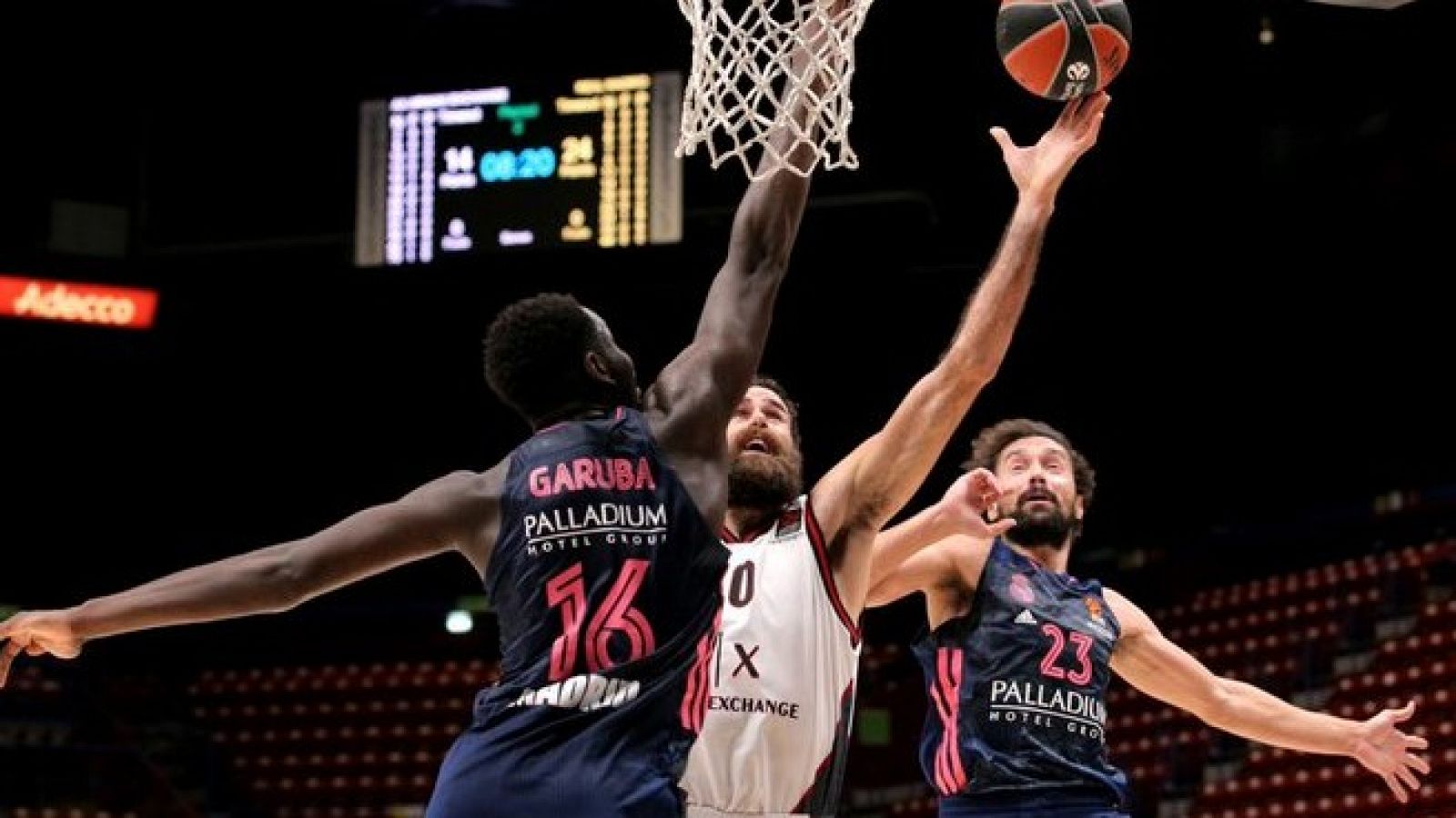 Lance del encuentro de la fase de grupos de la Euroliga entre Armani Milán y Real Madrid.