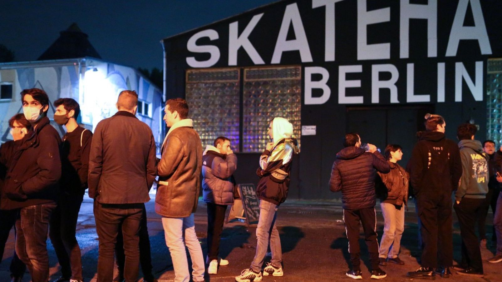 Varias personas hacen cola para entrar en un bar en Berlín