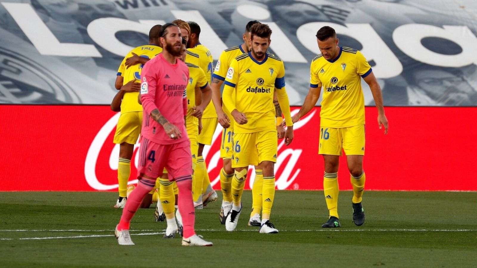 Los jugadores del Cádiz celebran el 0-1 ante el Madrid.