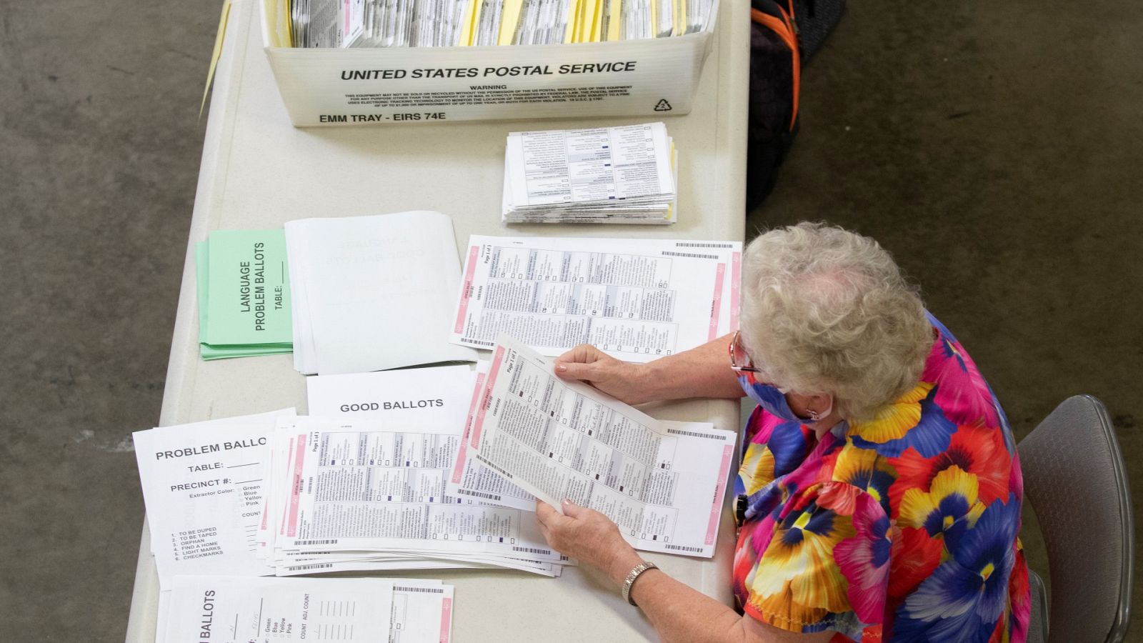 Una trabajadora electoral revisa papeletas de voto por correo en Santa Ana, California.