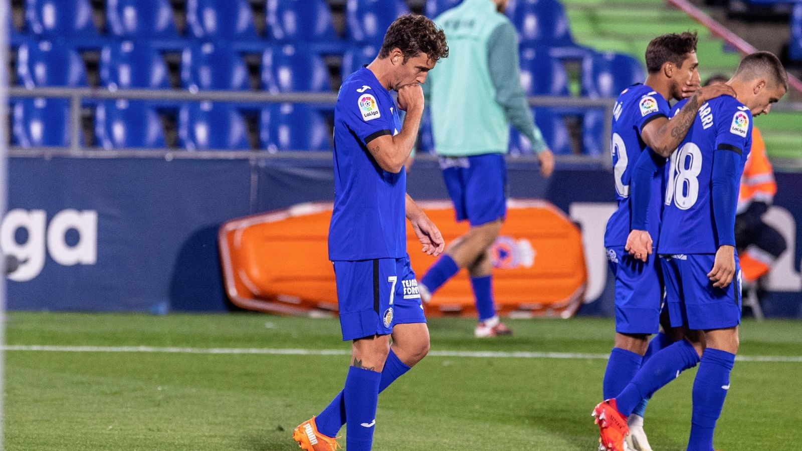 El delantero del Getafe Jaime Mata (i) celebra tras marcar de penalti ante el FC Barcelona