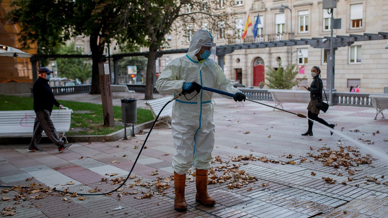 Un operario municipal realiza labores de desinfección en una plaza de Ourense.