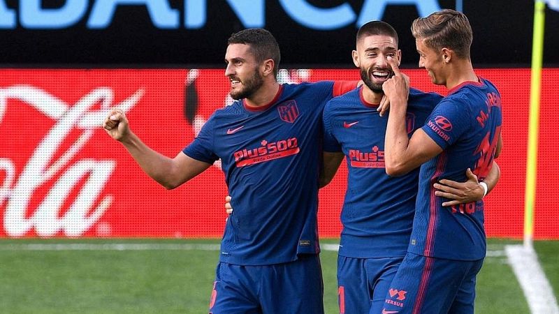 Koke y Llorente felicitan a Carrasco tras su gol en Balaídos.