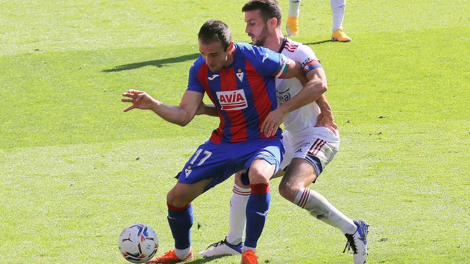 El jugador del Osasuna Oier (dcha) pelea por el balón con el jugador de la SD Eibar Quique