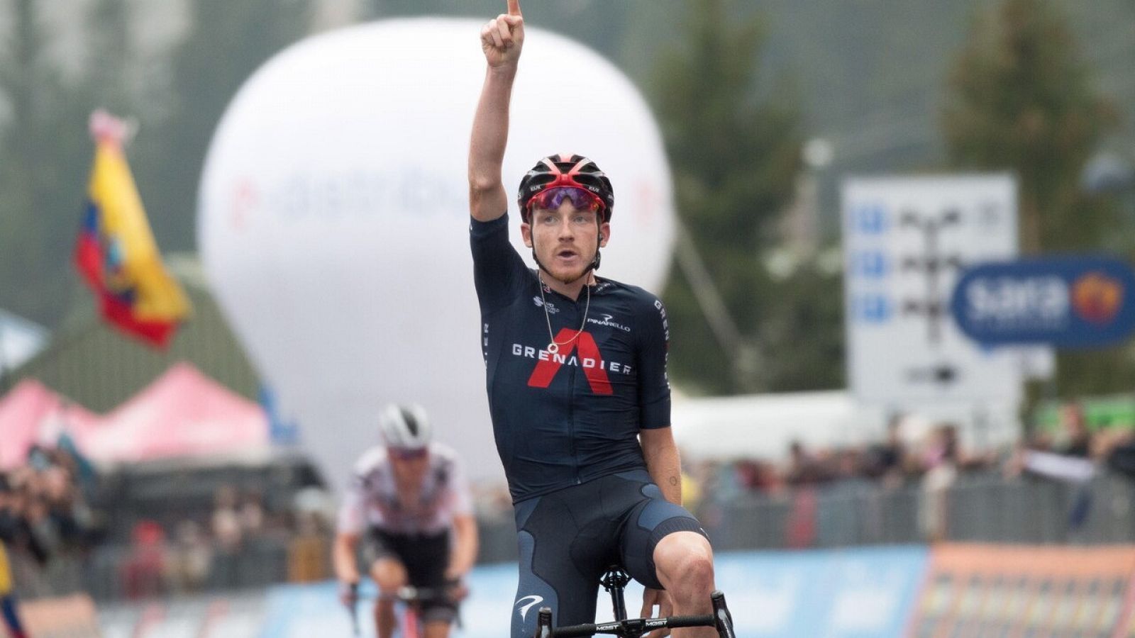 El británico Tao Geoghegan Hart celebra su victoria en la etapa 15 del Giro.