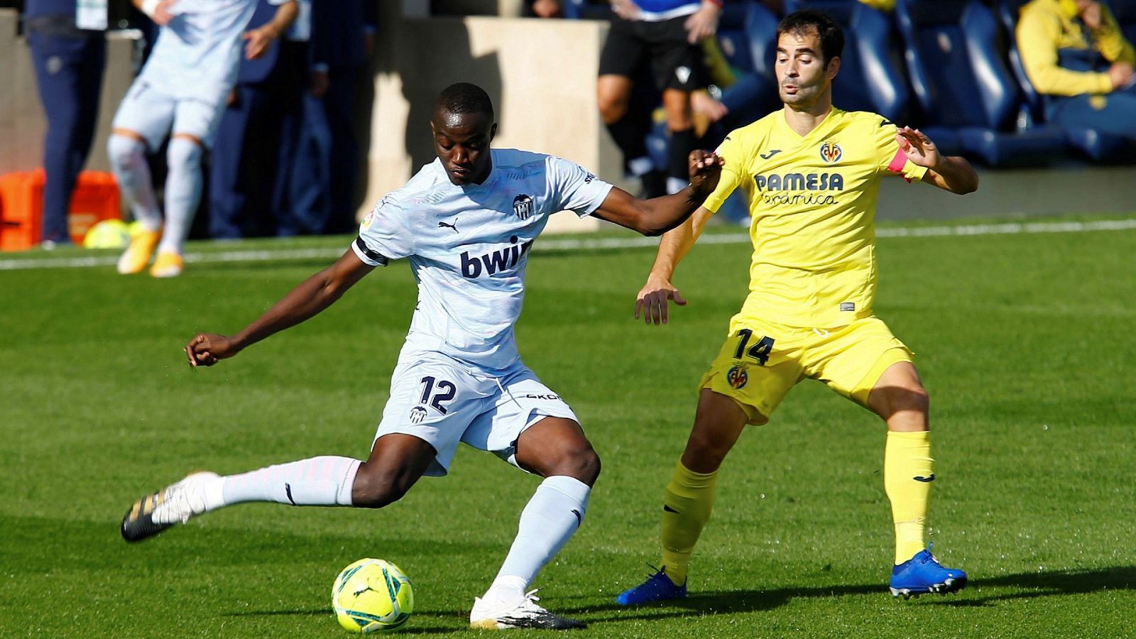 El jugador del Villarreal Manu Trigueros (d), y el jugador francés del Valencia Mouctar Diakhaby (i)