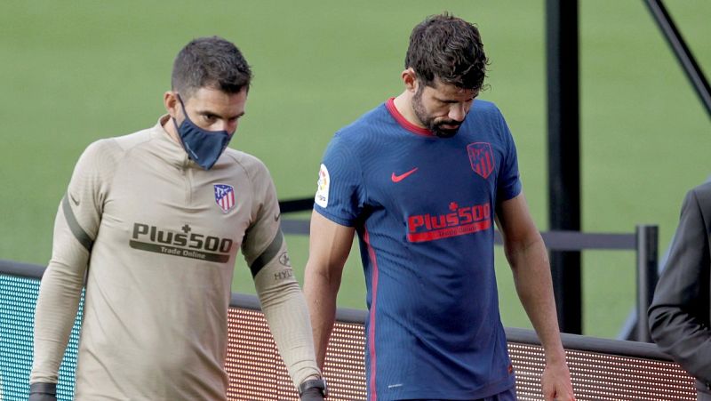 Diego Costa se retira lesionado del partido ante el Celta en Balaídos.