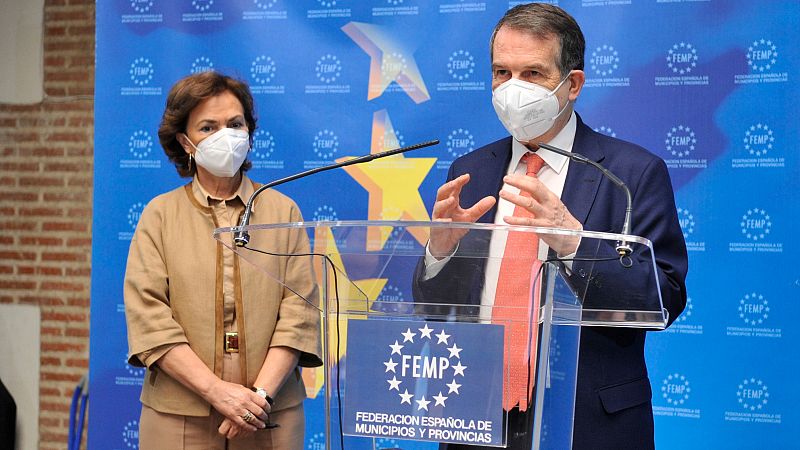 Imagen de archivo del presidente de la FEMP, Abel Caballero, junto a la vicepresidenta primera del Gobierno, Carmen Calvo.