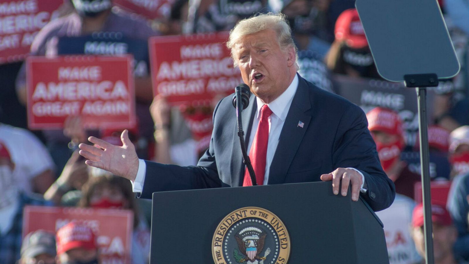 El presidente de los Estados Unidos, Donald Trump, se dirige a los partidarios en el Aeropuerto Internacional de Tucson en Tucson, Arizona, EE. UU.