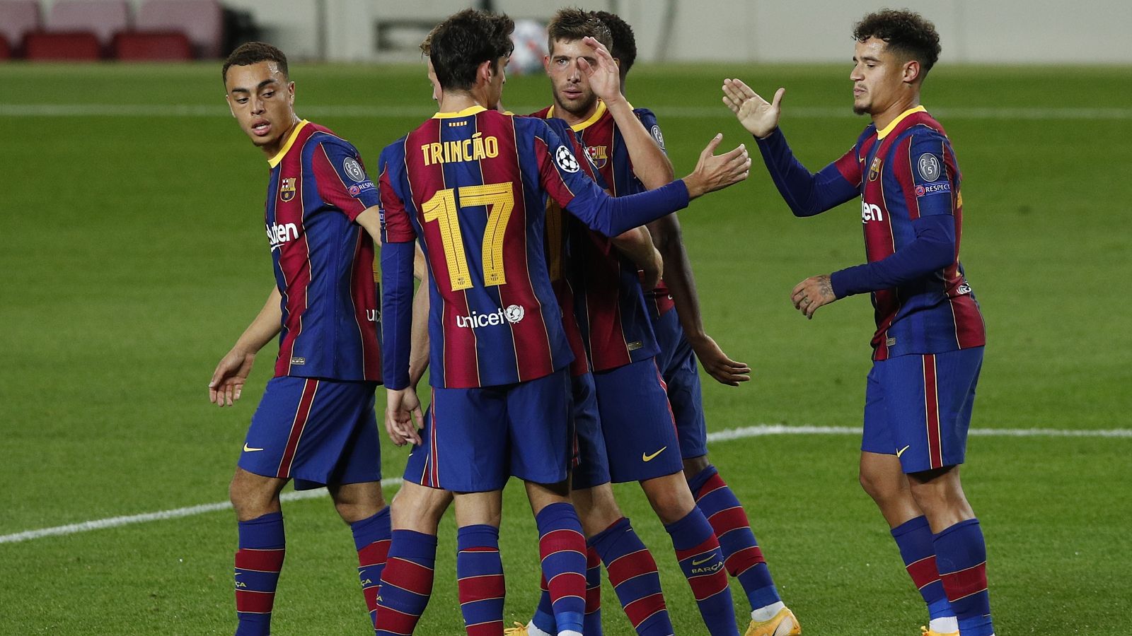 Los jugadores del Barcelona celebran la goleada ante el Ferencvaros.