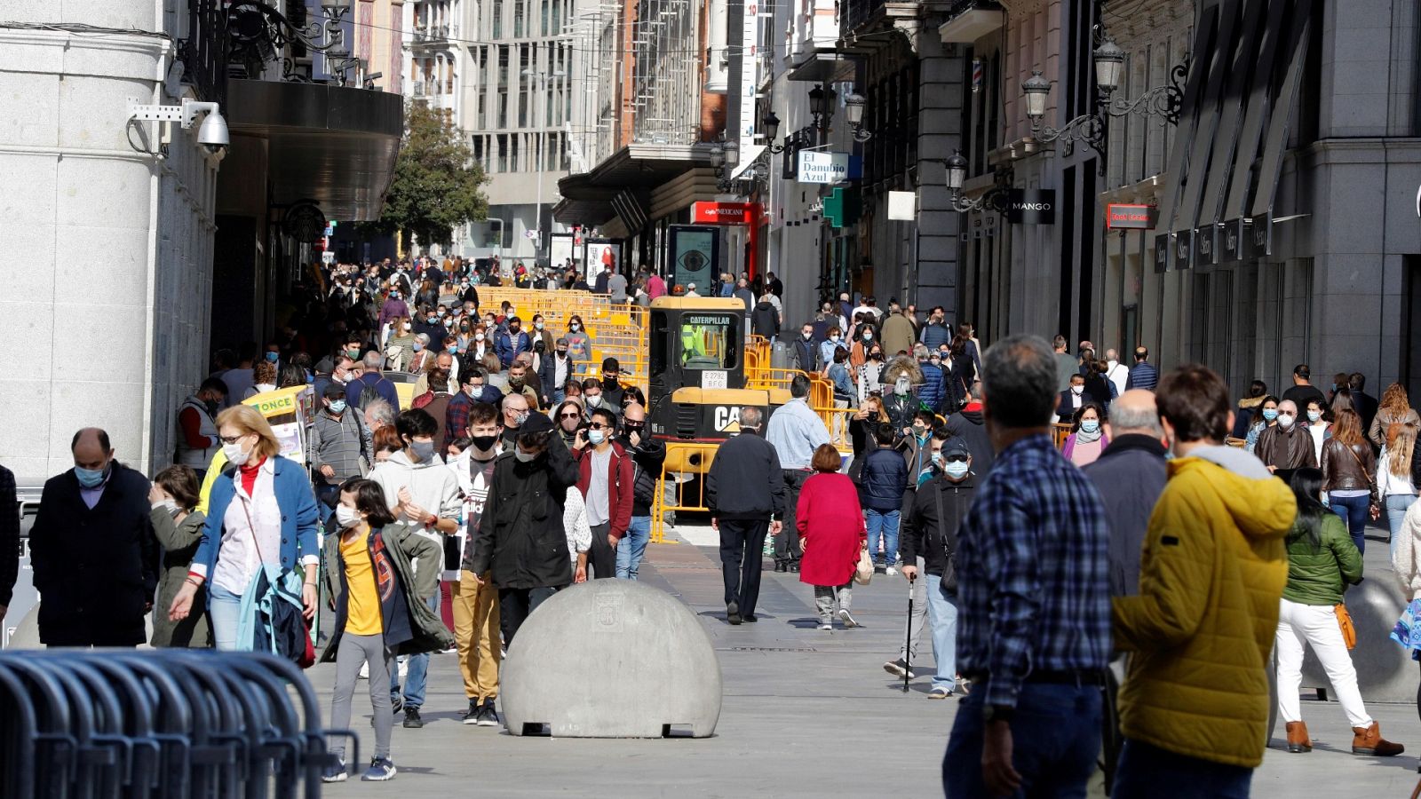 Ciudadanos paseando por las proximidades de la Puerta del Sol, en Madrid.