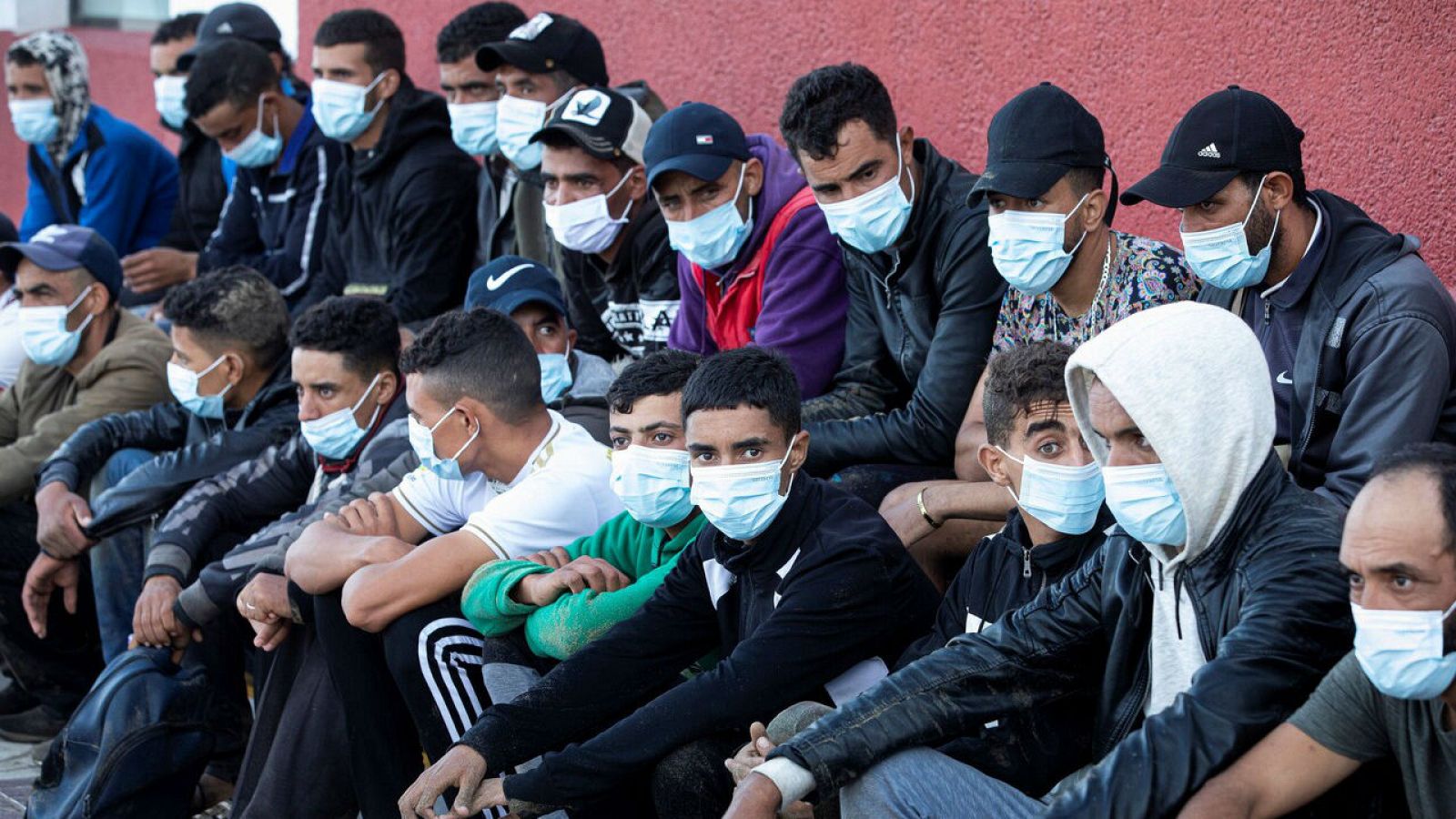 Un grupo de inmigrantes de origen magrebí en la Playa del Inglés, en el sur de Gran Canaria.