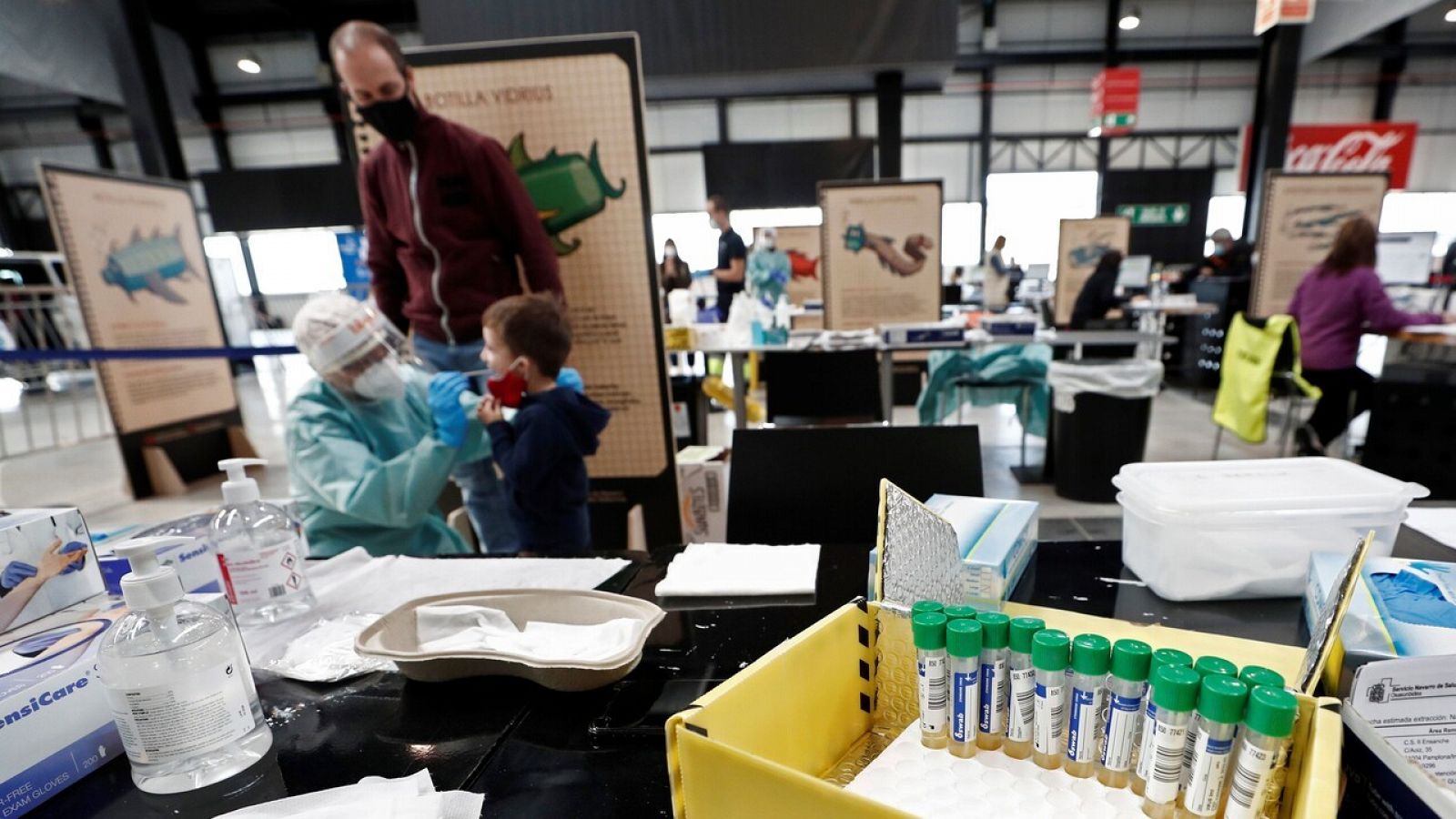 Una enfermera realiza una PCR en Refena, Navarra, lugar habilitado desde el principio de la pandemia para la realización de las pruebas.  EFE/ Jesús Diges