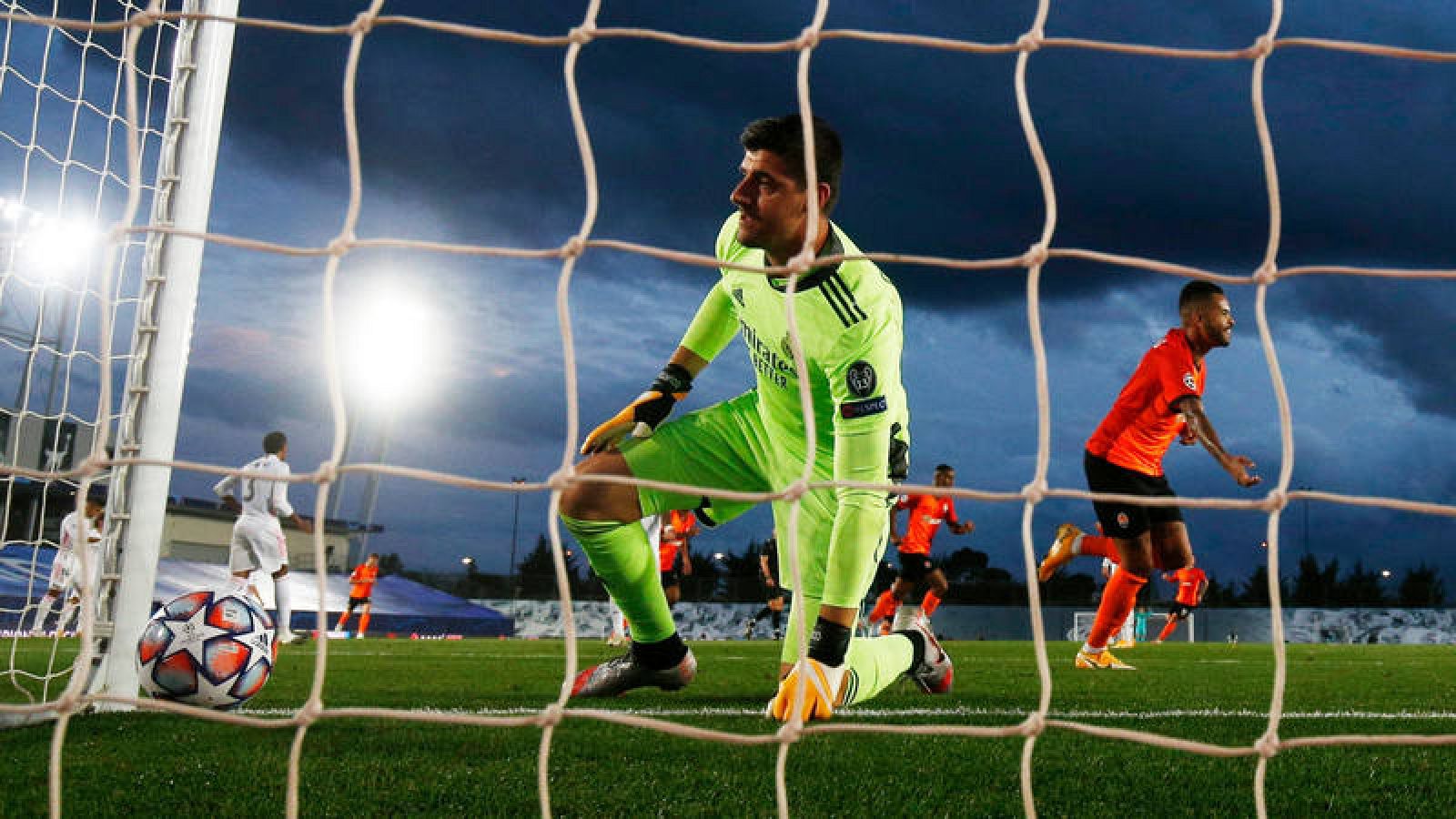 Courtois, arrodillado tras encajar un gol del Shakhtar Donetsk 