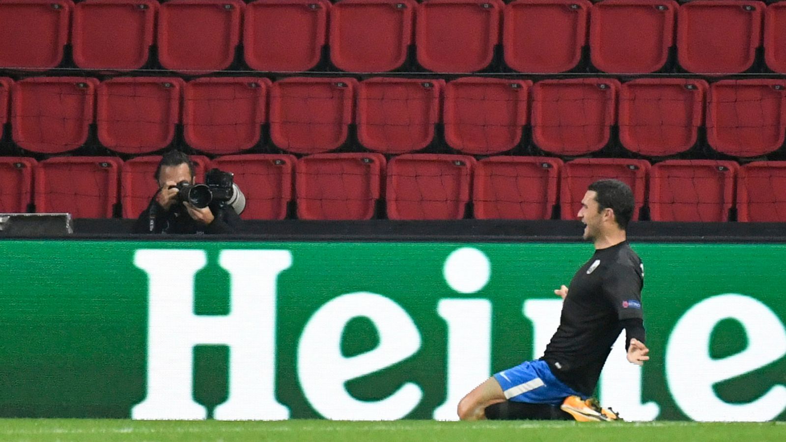 Jorge Molina, de rodillas, celebra su gol en el campo del PSV