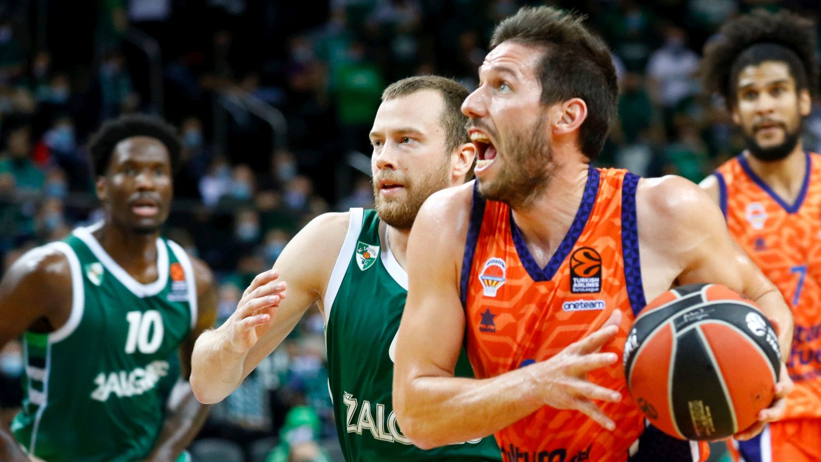 Sam Van Rossom (dcha) hace una penetración ante el Zalgiris