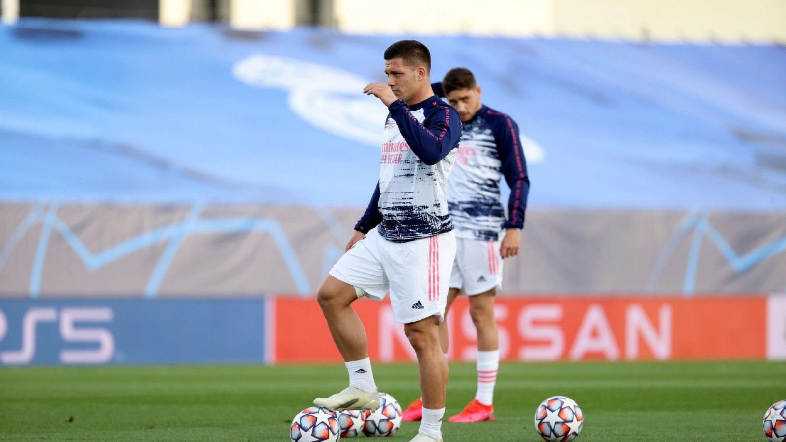 El delantero serbio del Real Madrid Luka Jovic calienta antes del partido ante el Shakhtar Donetsk.