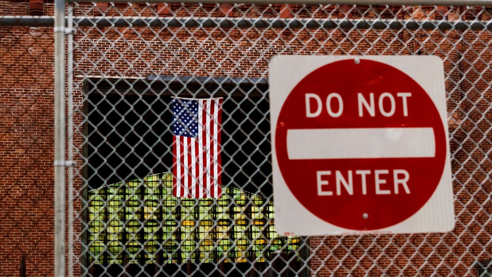 Un cartel prohíbe la entrada en un centro en Nueva York