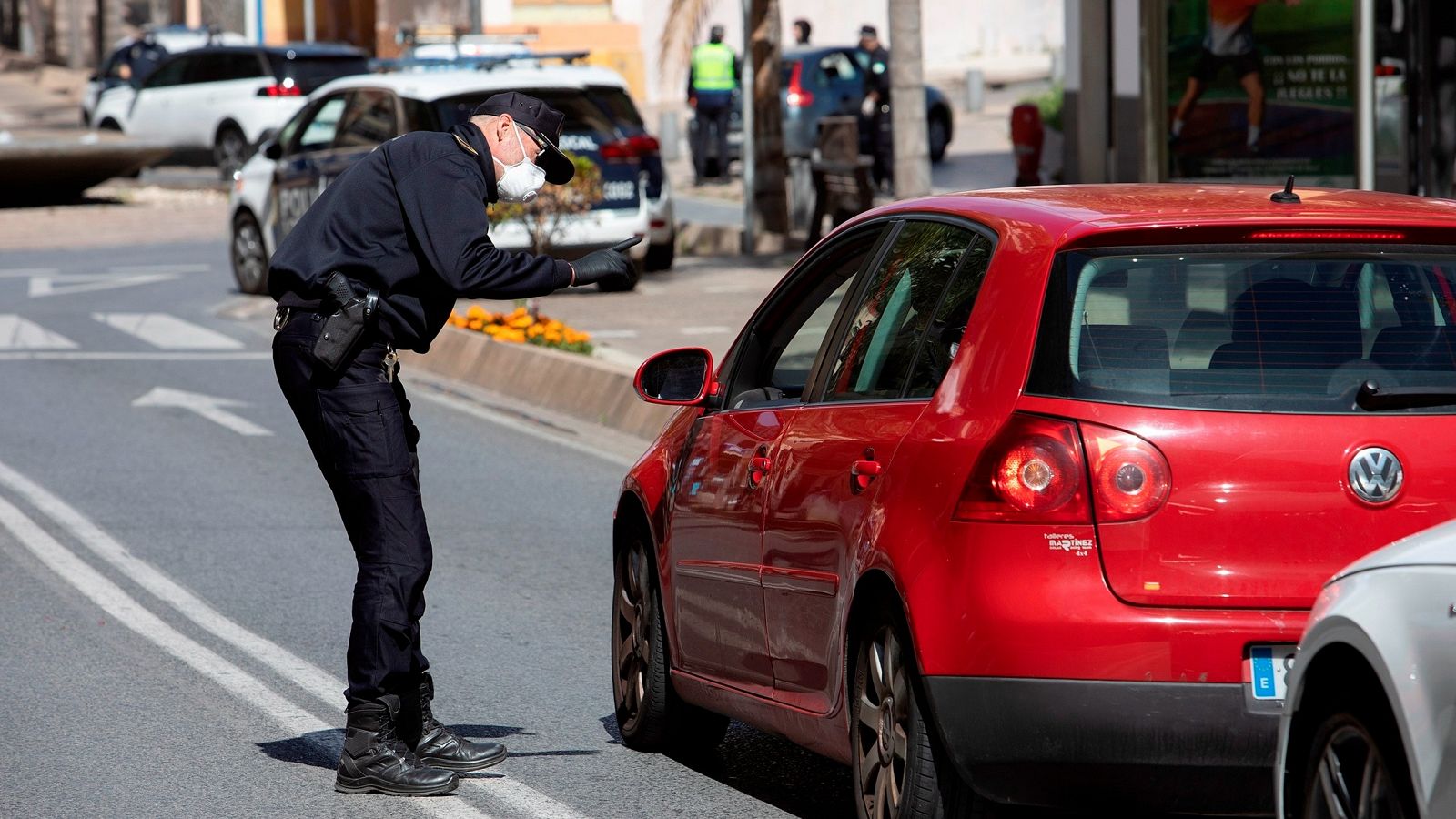 Un agente de policía detiene un vehículo en una calle de la localidad granadina de Motril durante un control del confinamiento.