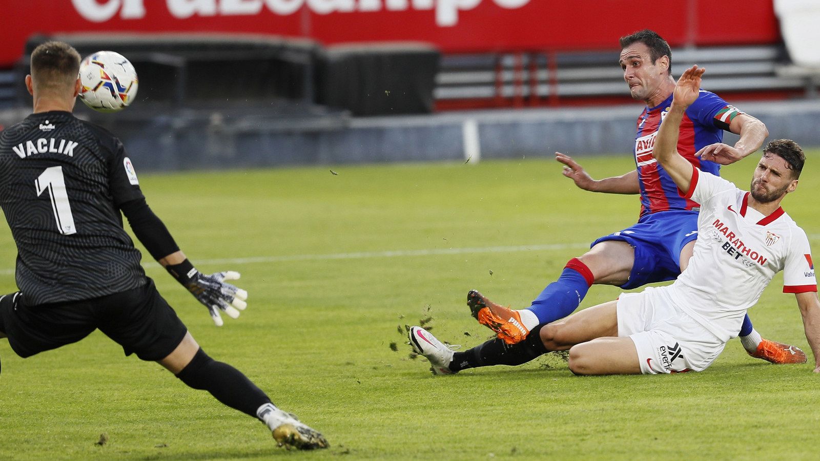 El delantero del Eibar Kike García (c) marca el gol de su equipo ante el portero del Sevilla, Tomas Vaclik (i)