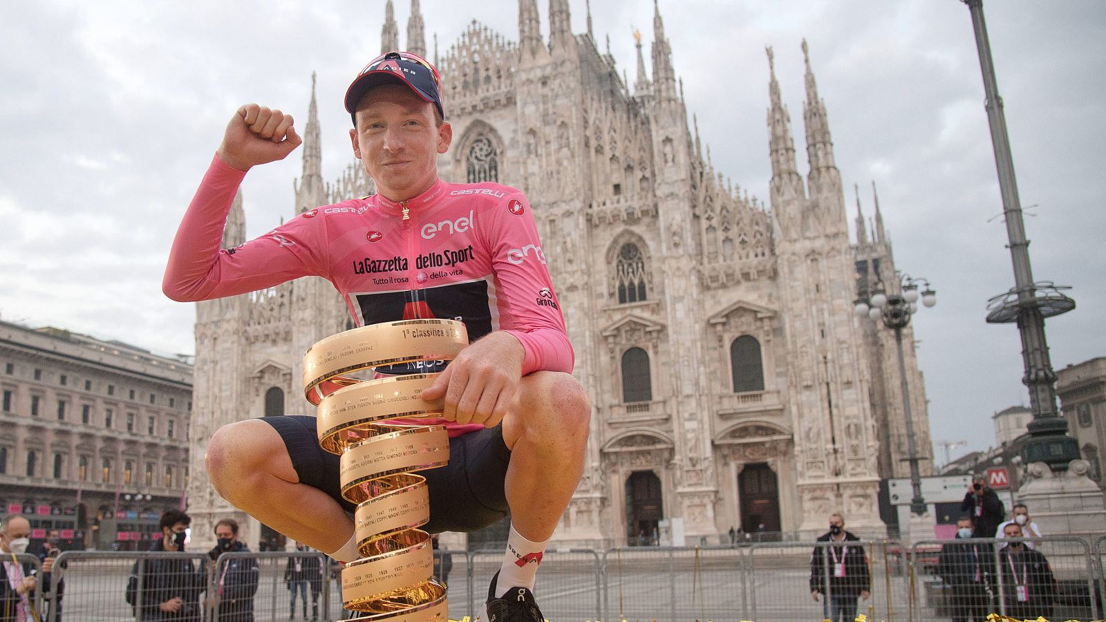 Tao Geoghegan Hart celebra su Giro de Italia.