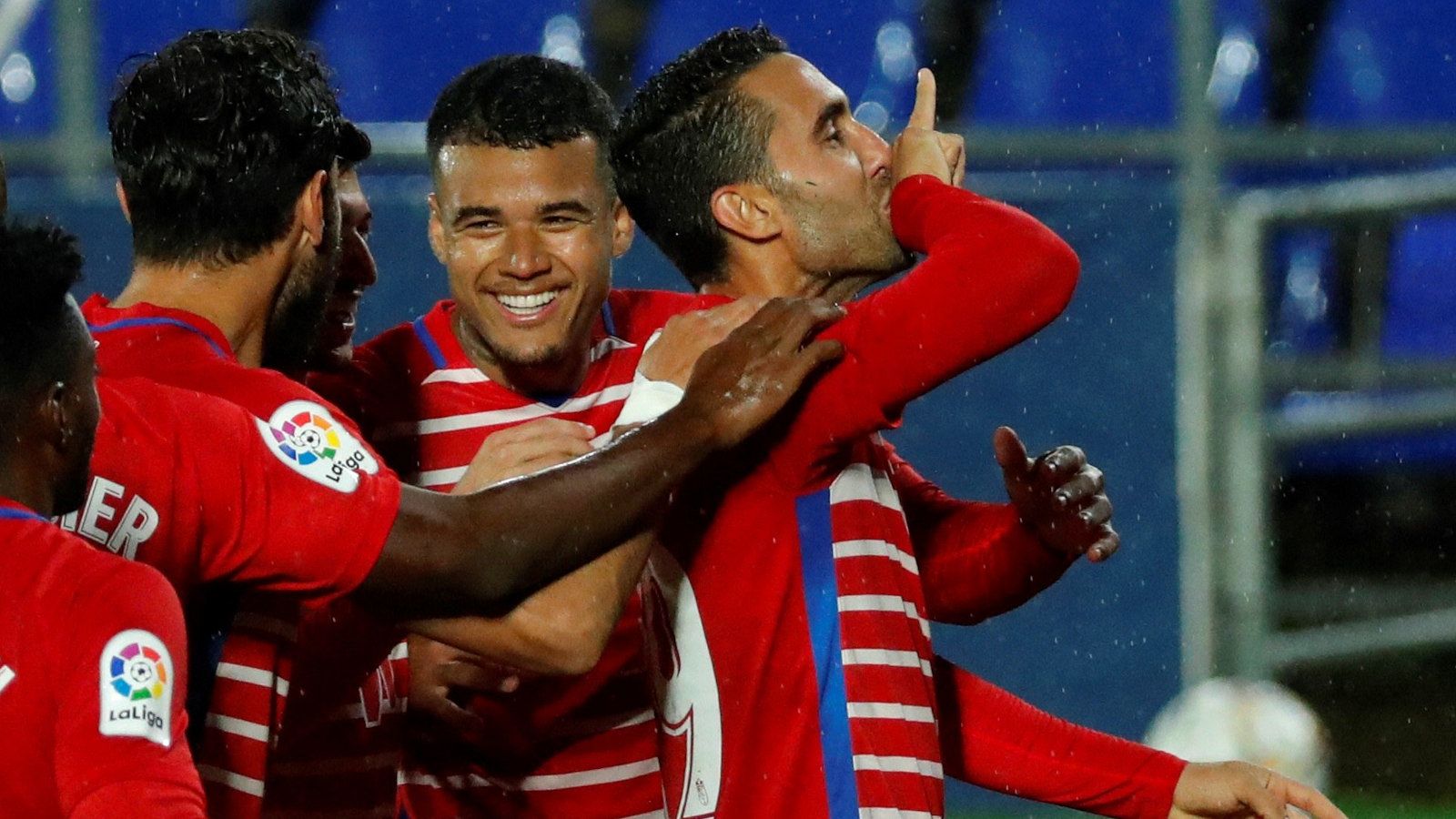 Ángel Montoro (d) celebra su gol junto a otros jugadores del Granada