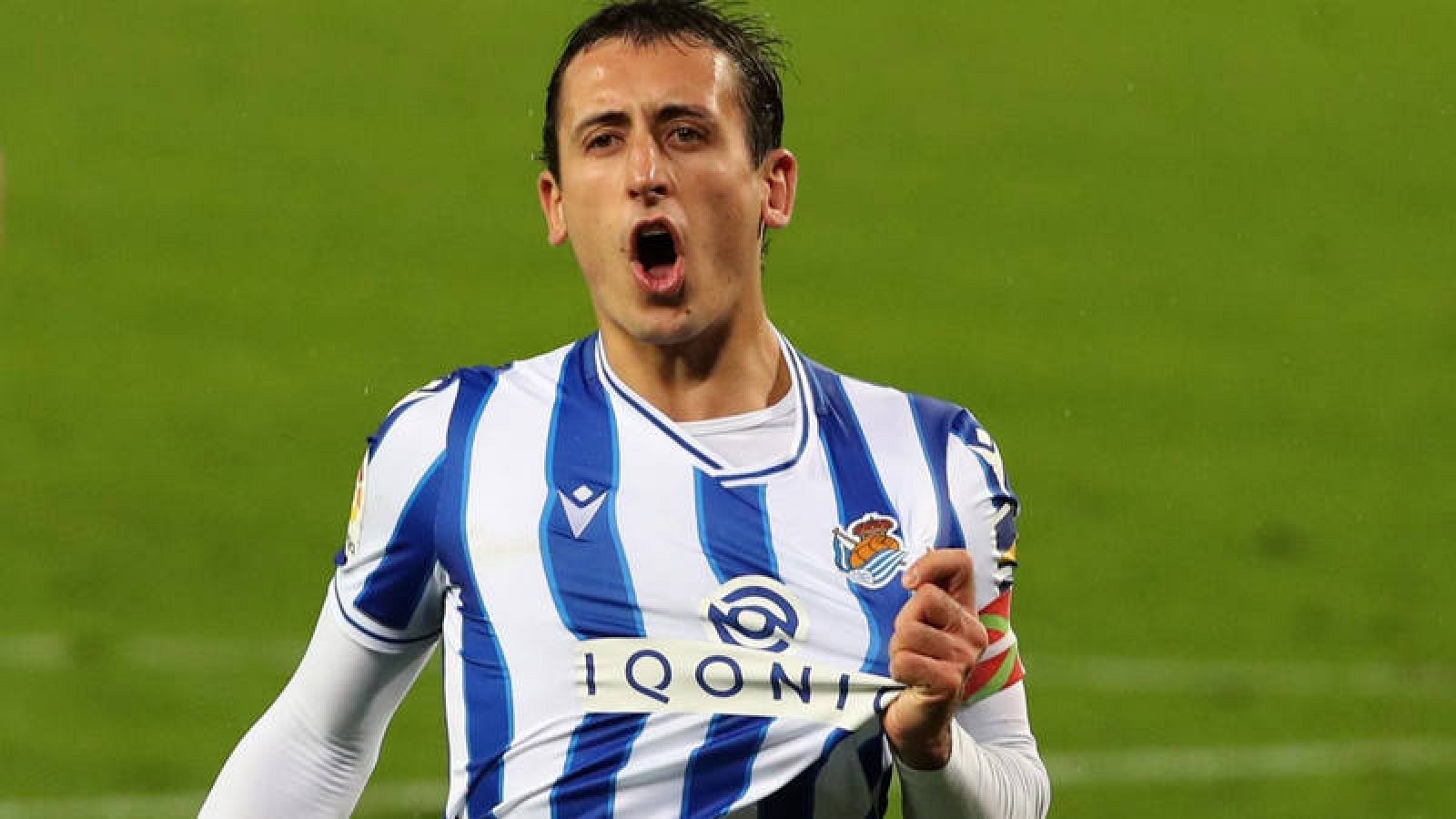 El centrocampista de la Real Sociedad Mikel Oyarzabal el primero de sus goles al Huesca.