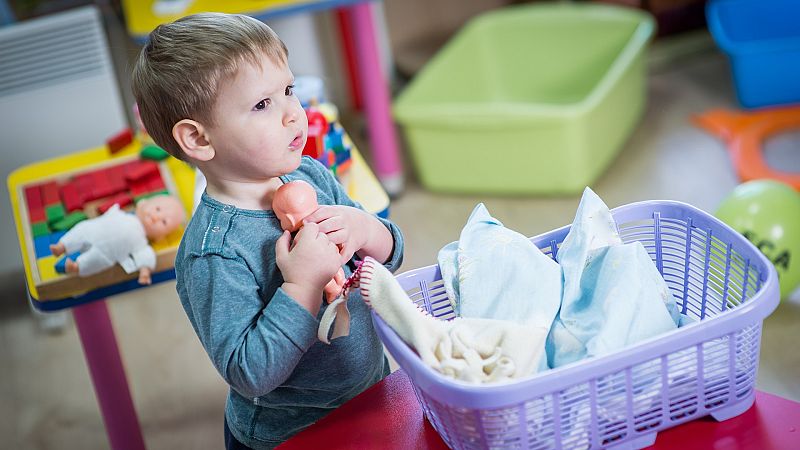 Niño pequeño jugando con una muñeca